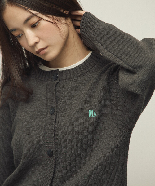 Firsthand（ファーストハンド）の「MA Firsthand/マ ファーストハンド MA ワンポイントロゴ刺繍 クルーネック ニットカーディガン（カーディガン/ボレロ・レディース・ネイビー/キャメル/チャコールグレー・FREE）」の2枚目の写真