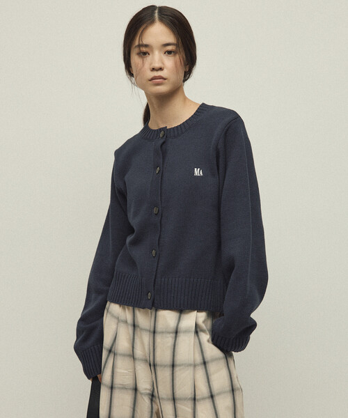 Firsthand（ファーストハンド）の「MA Firsthand/マ ファーストハンド MA ワンポイントロゴ刺繍 クルーネック ニットカーディガン（カーディガン/ボレロ・レディース・ネイビー/キャメル/チャコールグレー・FREE）」の6枚目の写真