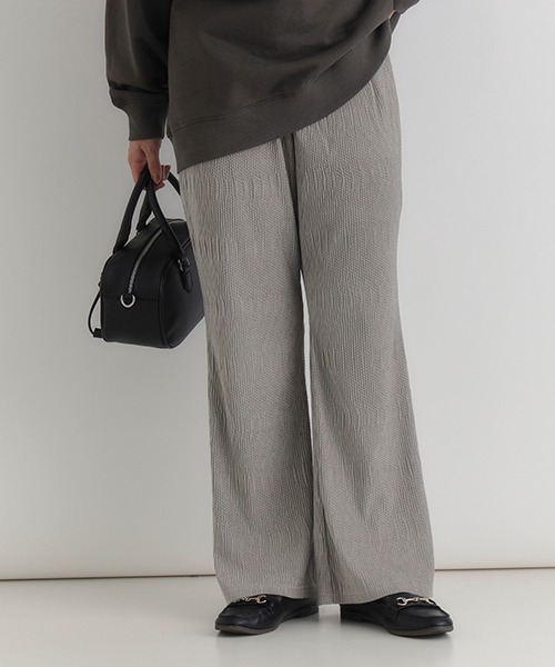 Right-on(ライトオン)の「【HONEYSUCKLE ROSE】ベロア楊柳フレアパンツ(楊柳/ベロア/フレアパンツ/シルエット/リラックス感)(その他パンツ・レディース・ブラック/カーキブラウン/ライトグレー・S/M/L)」の2枚目の写真