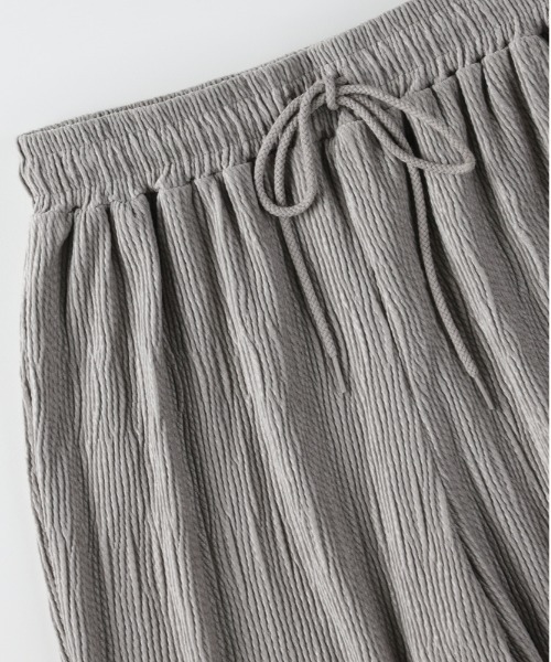 Right-on(ライトオン)の「【HONEYSUCKLE ROSE】ベロア楊柳フレアパンツ(楊柳/ベロア/フレアパンツ/シルエット/リラックス感)(その他パンツ・レディース・ブラック/カーキブラウン/ライトグレー・S/M/L)」の5枚目の写真