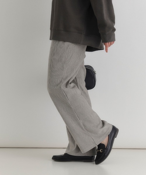 Right-on(ライトオン)の「【HONEYSUCKLE ROSE】ベロア楊柳フレアパンツ(楊柳/ベロア/フレアパンツ/シルエット/リラックス感)(その他パンツ・レディース・ブラック/カーキブラウン/ライトグレー・S/M/L)」の15枚目の写真