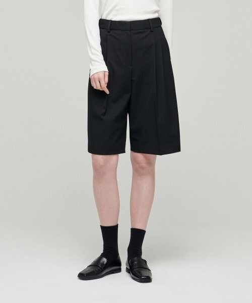MUSINSA STANDARD WOMAN（ムシンサスタンダードウーマン）の「ウーマンズワイドバミューダ隠しバンディングハーフスラックス[ブラック]（スラックス・レディース・その他・34/32/30/31/24/25/26/27/28/29）」の2枚目の写真
