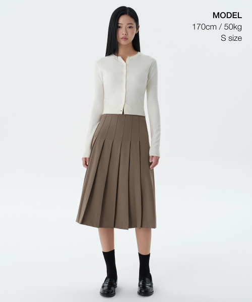 MUSINSA STANDARD WOMAN(ムシンサスタンダードウーマン)の「レディースプリーツミディスカート【ライトブラウン】(スカート・レディース・その他・SMALL/MEDIUM/LARGE/X-SMALL)」の2枚目の写真