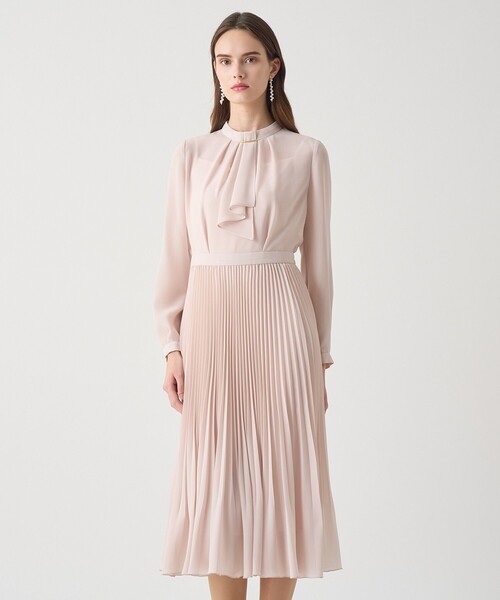 ANAYI（アナイ）の「【Eternal Line 2026】シアードビープリーツボウ ワンピース（ワンピース・レディース・ブルー/アイボリー/ネイビー/ピンク・36/38/34）」の4枚目の写真