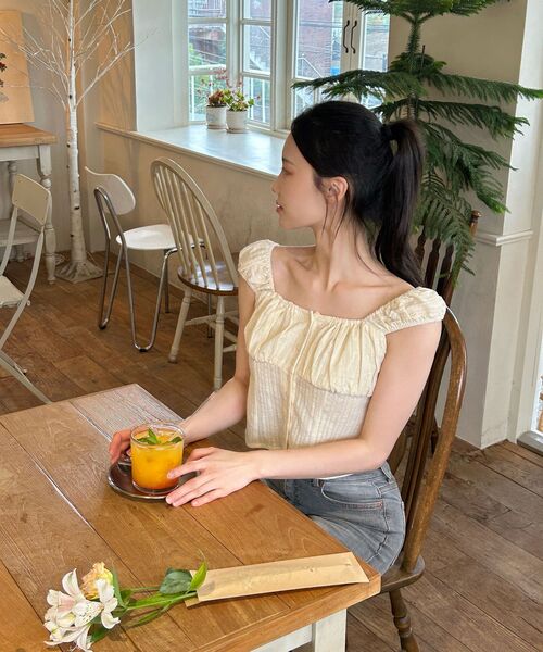 ARI(アリ)の「CUDDLY SLEEVELESS TOP / BEIGE(シャツ/ブラウス・レディース・ベージュ・FREE)」の3枚目の写真