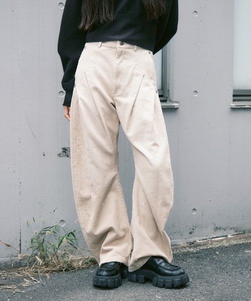 CONZ(コンズ)の「CORDUROY BLAST PAINT CURVED LEG PANTS(その他パンツ・レディース・ブラック/ライトベージュ・1/2/3)」の1枚目の写真