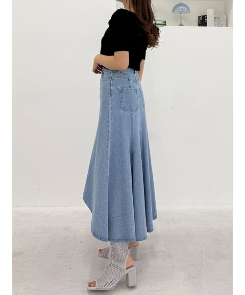 MERCURYDUO（マーキュリーデュオ）の「デニムイレギュラーヘムフレアスカート（スカート・レディース・ライトブルー/オフホワイト・MEDIUM/SMALL）」の15枚目の写真