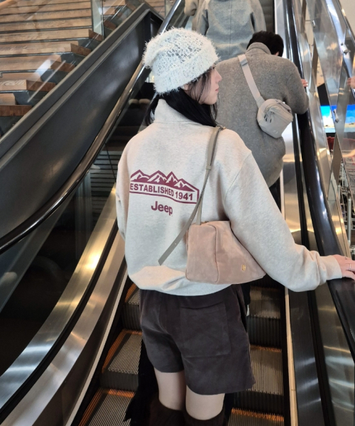 JEEP（ジープ）の「[360g] M-ロゴ 半ジップ スウェット (JR5TSU838CE)（スウェット・レディース・その他・2XL/X-LARGE/LARGE/MEDIUM/SMALL）」の2枚目の写真