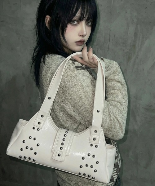 .KOM（ドットコム）の「『.KOM/ドットケーオーエム』スタッズバッグ【GC】（ボストンバッグ・レディース・ブラック/ホワイト・FREE）」の2枚目の写真
