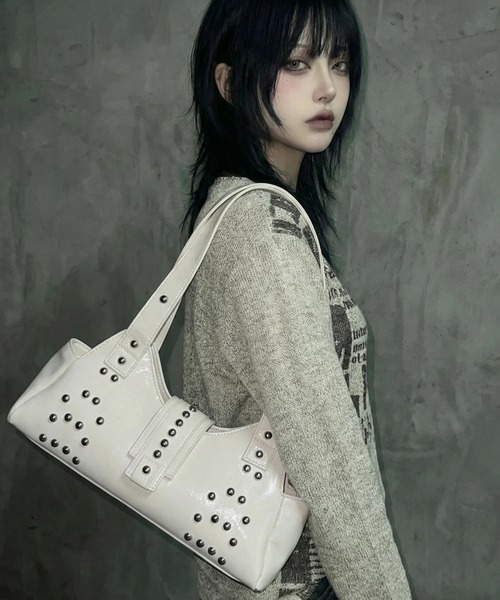 .KOM（ドットコム）の「『.KOM/ドットケーオーエム』スタッズバッグ【GC】（ボストンバッグ・レディース・ブラック/ホワイト・FREE）」の5枚目の写真
