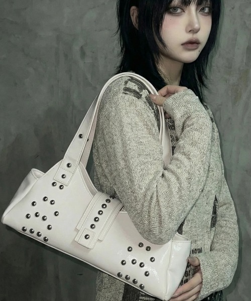 .KOM（ドットコム）の「『.KOM/ドットケーオーエム』スタッズバッグ【GC】（ボストンバッグ・レディース・ブラック/ホワイト・FREE）」の6枚目の写真