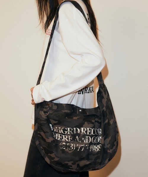 MAHAGRID（マハグリッド）の「『mahagrid/マハグリッド』 Camo Mail Bag/カモメールバッグ（ショルダーバッグ・レディース・ブラック/カーキ・FREE）」の2枚目の写真