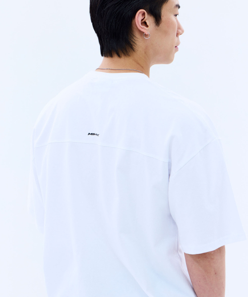 MIHAK(ミハク)の「ストロークアーチロゴオーバーサイズTシャツ (ホワイト)(Tシャツ/カットソー・メンズ・その他・1/2/3)」の3枚目の写真