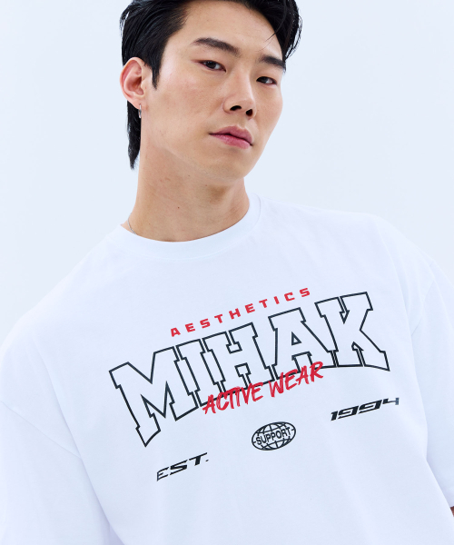 MIHAK(ミハク)の「ストロークアーチロゴオーバーサイズTシャツ (ホワイト)(Tシャツ/カットソー・メンズ・その他・1/2/3)」の5枚目の写真
