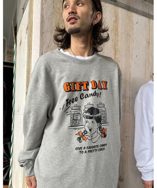 spiritoso（スピリトーゾ）の「GIFTDAYガールデザインプリント裏毛スウェット（スウェット・レディース・ホワイト/ライトベージュ/杢グレー・FREE）」の2枚目の写真