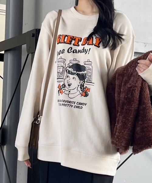 spiritoso（スピリトーゾ）の「GIFTDAYガールデザインプリント裏毛スウェット（スウェット・レディース・ホワイト/ライトベージュ/杢グレー・FREE）」の3枚目の写真