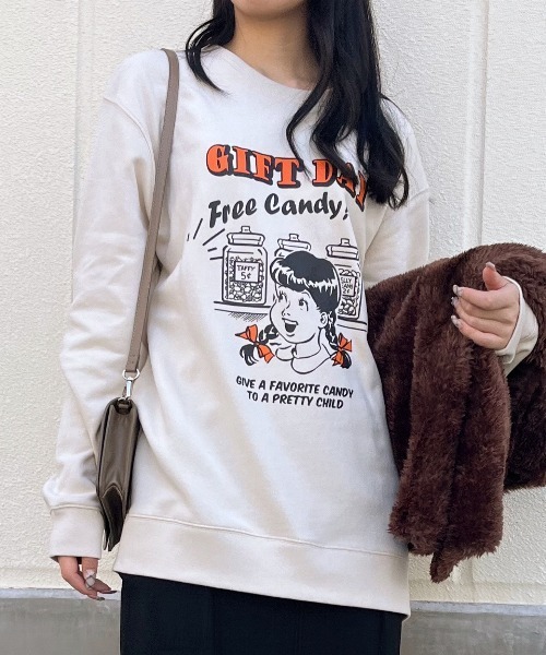 spiritoso（スピリトーゾ）の「GIFTDAYガールデザインプリント裏毛スウェット（スウェット・レディース・ホワイト/ライトベージュ/杢グレー・FREE）」の4枚目の写真