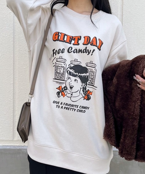 spiritoso（スピリトーゾ）の「GIFTDAYガールデザインプリント裏毛スウェット（スウェット・レディース・ホワイト/ライトベージュ/杢グレー・FREE）」の5枚目の写真