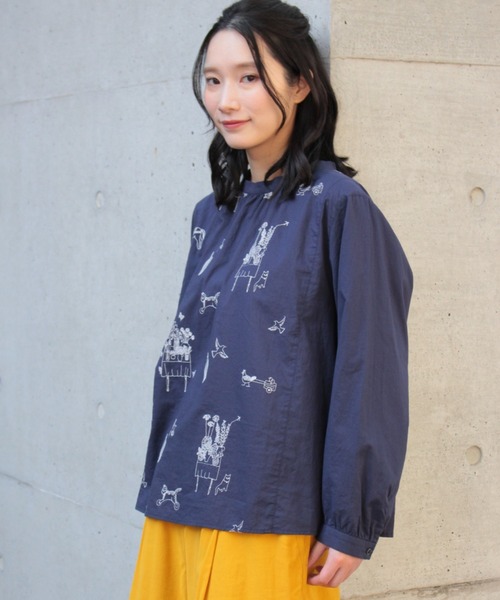 SUPER HAKKA(スーパーハッカ)の「SUPER HAKKA×マツモトヨーコ コットンスラブ「大切にしていること」単色刺繍スタンドカラーブラウス(シャツ/ブラウス・レディース・ネイビー/グリーン・FREE)」の5枚目の写真
