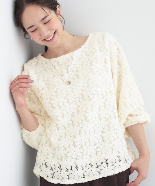 SHOO・LA・RUE(シューラルー)の「お花起毛レーストップス(シャツ/ブラウス・レディース・ブラック/ホワイト・02/03)」の1枚目の写真