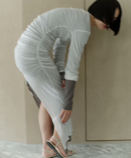 JOURNAL STANDARD（ジャーナルスタンダード）の「別注【Ayumi.Hamamoto×JOURNALSTANDARD】Draping Sheer Dress（ワンピース・レディース・チャコールグレー/ホワイト・FREE）」の3枚目の写真