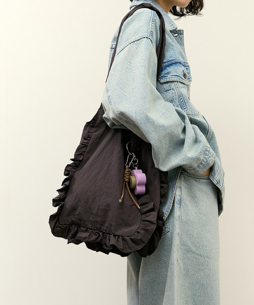 ADAM ET ROPE'(アダムエロペ)の「フリルトートバッグ(トートバッグ・レディース・チャコールグレー/クリーム・FREE)」の1枚目の写真