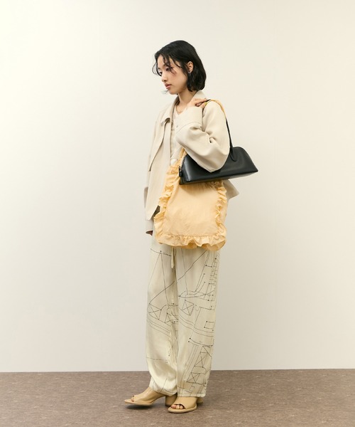 ADAM ET ROPE'(アダムエロペ)の「フリルトートバッグ(トートバッグ・レディース・チャコールグレー/クリーム・FREE)」の4枚目の写真