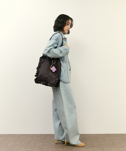 ADAM ET ROPE'(アダムエロペ)の「フリルトートバッグ(トートバッグ・レディース・チャコールグレー/クリーム・FREE)」の6枚目の写真