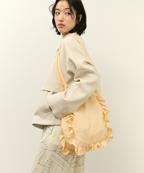 ADAM ET ROPE'(アダムエロペ)の「フリルトートバッグ(トートバッグ・レディース・チャコールグレー/クリーム・FREE)」の7枚目の写真