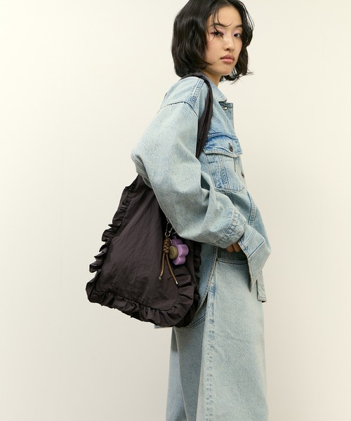 ADAM ET ROPE'(アダムエロペ)の「フリルトートバッグ(トートバッグ・レディース・チャコールグレー/クリーム・FREE)」の8枚目の写真