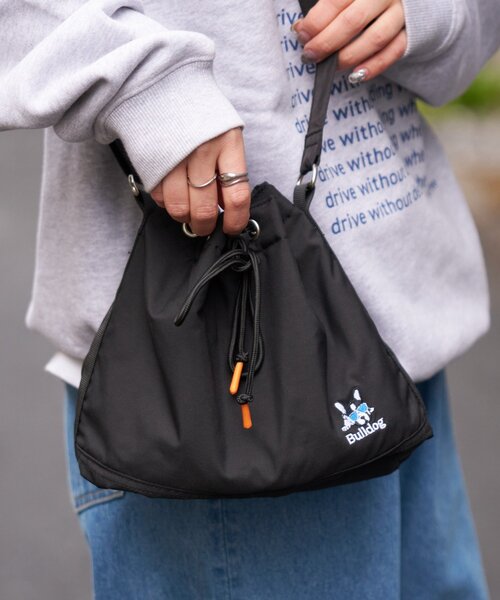 CIAOPANIC TYPY（チャオパニックティピー）の「【ユニセックス】ブルドッグ/犬刺繍ロゴ巾着バッグ（ショルダーバッグ・レディース・ブラック・ONE SIZE）」の5枚目の写真