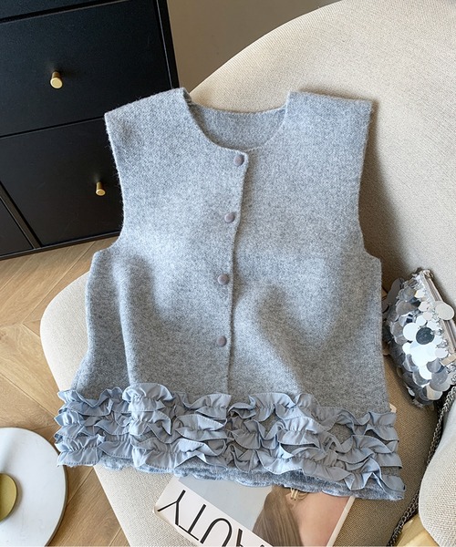LUCPY（ラクピー）の「フリルヘムベスト（ベスト・レディース・ライトブルー/レッド/ホワイト・X-LARGE/LARGE/MEDIUM/SMALL）」の2枚目の写真