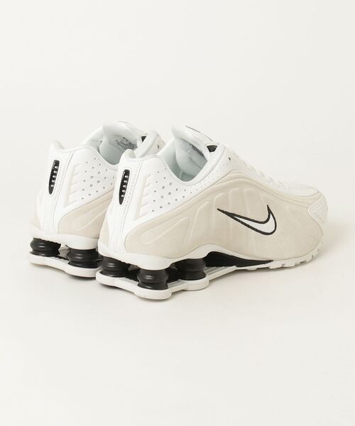 NIKE（ナイキ）の「NIKE W SHOX R4  ナイキ ウィメンズ ショックス R4（スニーカー・レディース・ホワイト・24.5cm/25cm/24cm）」の2枚目の写真