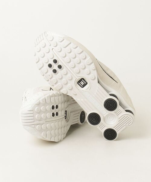 NIKE（ナイキ）の「NIKE W SHOX R4  ナイキ ウィメンズ ショックス R4（スニーカー・レディース・ホワイト・24.5cm/25cm/24cm）」の3枚目の写真
