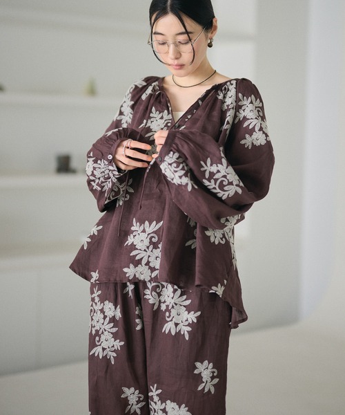 LAULEN（ローレン）の「ramie botanical embroidery blouse /ラミーボタニカル柄刺繍ブラウス（シャツ/ブラウス・レディース・アイボリー/ブラウン・FREE）」の2枚目の写真