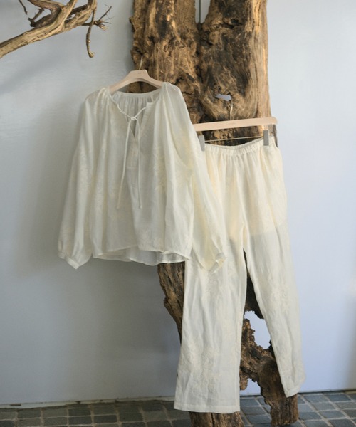 LAULEN（ローレン）の「ramie botanical embroidery blouse /ラミーボタニカル柄刺繍ブラウス（シャツ/ブラウス・レディース・アイボリー/ブラウン・FREE）」の3枚目の写真