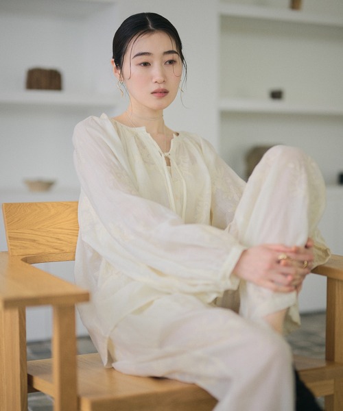 LAULEN（ローレン）の「ramie botanical embroidery blouse /ラミーボタニカル柄刺繍ブラウス（シャツ/ブラウス・レディース・アイボリー/ブラウン・FREE）」の7枚目の写真