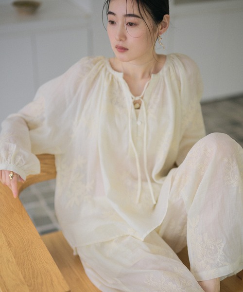 LAULEN（ローレン）の「ramie botanical embroidery blouse /ラミーボタニカル柄刺繍ブラウス（シャツ/ブラウス・レディース・アイボリー/ブラウン・FREE）」の8枚目の写真