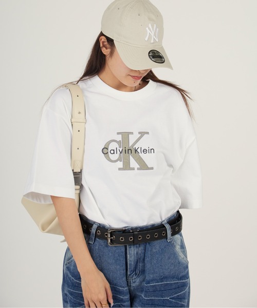 Calvin Klein(カルバン・クライン)の「Calvin Klein/カルバンクライン SS 16S TRICOLOR MONOLOGO GRAPHIC TEE 半袖Tシャツ 秋 秋服 2026年秋冬(Tシャツ/カットソー・メンズ・ホワイト/ブラック/ブルー・M/L/XL)」の1枚目の写真
