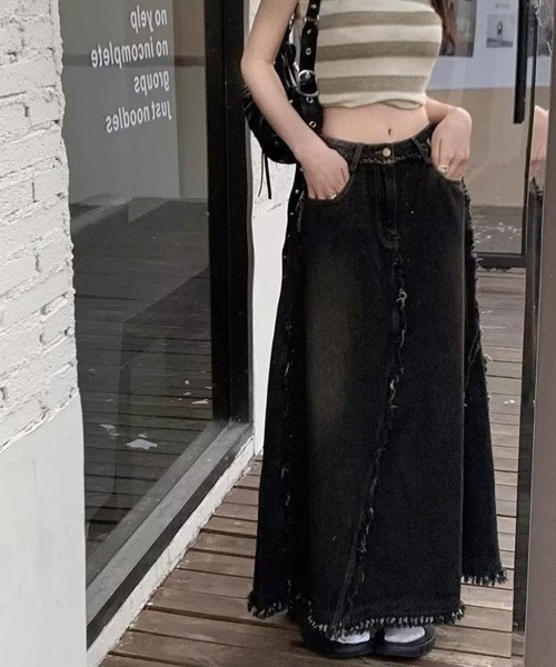SallyLunn(サリーラン)の「リメイク風 フリンジ切替デニムロングスカート(デニムスカート・レディース・ブラック・SMALL/MEDIUM/LARGE)」の4枚目の写真