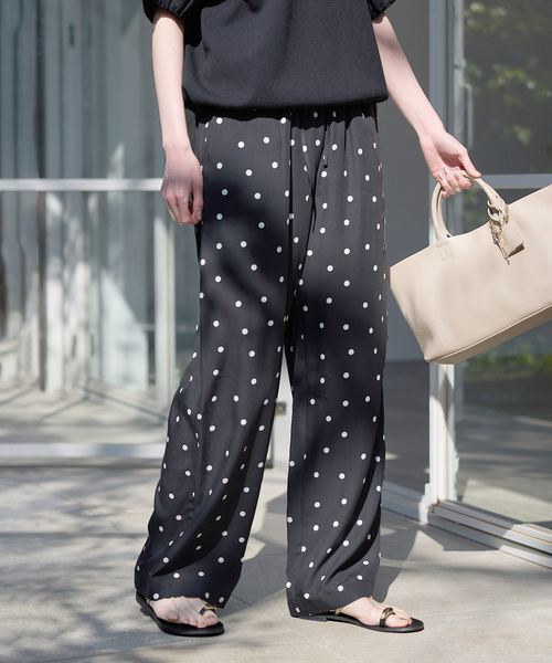 SLOBE IENA（スローブイエナ）の「《シリーズあり/追加》フィブリルリラックスパンツ（その他パンツ・レディース・ベージュ/ブラック系その他/ブラック・38/40）」の2枚目の写真