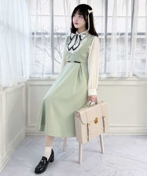 F i.n.t(フィント)の「チェーンビット使いディープVネックジャンパースカート/fint フィント(ジャンパースカート・レディース・ライトグリーン/ネイビー・FREE)」の1枚目の写真