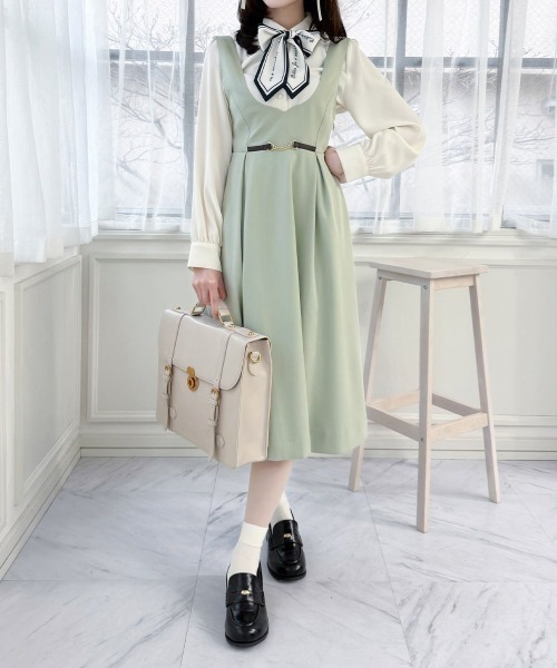 F i.n.t(フィント)の「チェーンビット使いディープVネックジャンパースカート/fint フィント(ジャンパースカート・レディース・ライトグリーン/ネイビー・FREE)」の12枚目の写真