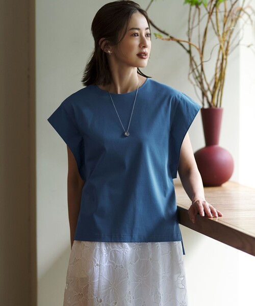 23区 L（ニジュウサンクオオキイサイズ）の「スムースデザイン タフタスリーブ カットソー（Tシャツ/カットソー・レディース・グレー系/ホワイト系/レッド系/ダルブルー系/ブラック系・44/46）」の4枚目の写真