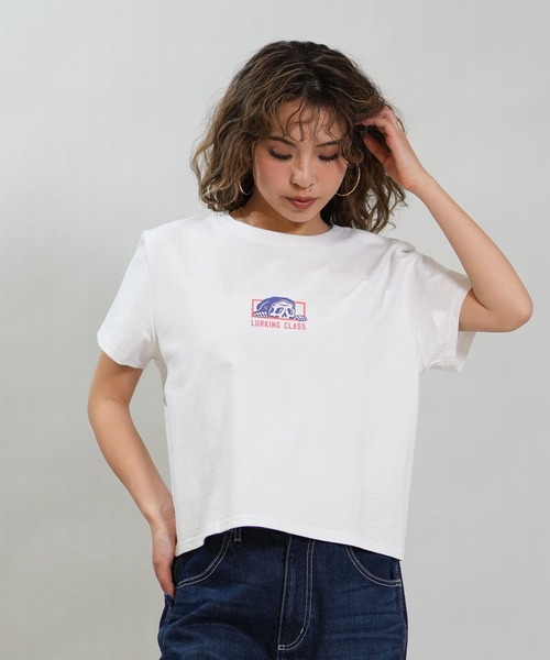 LURKING CLASS(ラーキングクラス)の「【ムラサキスポーツ限定】LURKING CLASS/ラーキングクラス 半袖 Tシャツ クロップド丈 BOX LURKER MINI S/S TEE ST26STM01W(Tシャツ/カットソー・レディース・ホワイト/ブラック・L/M)」の2枚目の写真