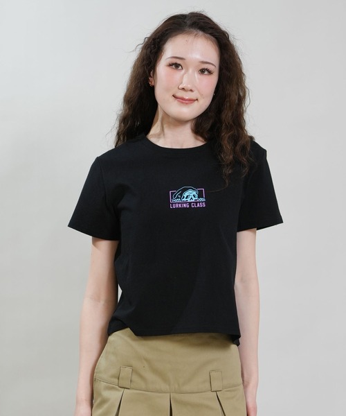 LURKING CLASS(ラーキングクラス)の「【ムラサキスポーツ限定】LURKING CLASS/ラーキングクラス 半袖 Tシャツ クロップド丈 BOX LURKER MINI S/S TEE ST26STM01W(Tシャツ/カットソー・レディース・ホワイト/ブラック・L/M)」の1枚目の写真