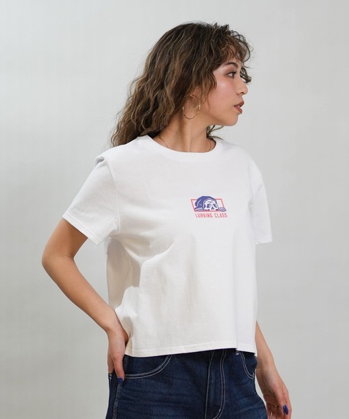 LURKING CLASS(ラーキングクラス)の「【ムラサキスポーツ限定】LURKING CLASS/ラーキングクラス 半袖 Tシャツ クロップド丈 BOX LURKER MINI S/S TEE ST26STM01W(Tシャツ/カットソー・レディース・ホワイト/ブラック・L/M)」の4枚目の写真