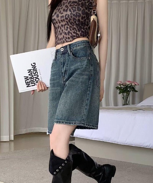 &soiree(アンドソワレ)の「ヴィンテージウォッシュワイドデニムハーフパンツ(デニムパンツ・レディース・ブルー/インディゴブルー・X-SMALL/SMALL/MEDIUM/LARGE/X-LARGE)」の4枚目の写真