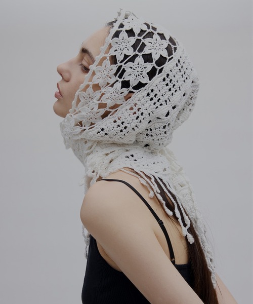 Ameri（アメリ）の「FLOWER MOTIF KNIT SCARF（ストール/ショール・レディース・ブラック/アイボリー・FREE）」の3枚目の写真