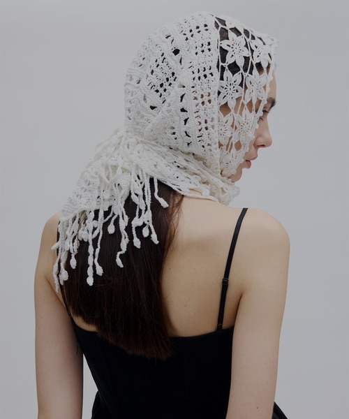Ameri（アメリ）の「FLOWER MOTIF KNIT SCARF（ストール/ショール・レディース・ブラック/アイボリー・FREE）」の4枚目の写真